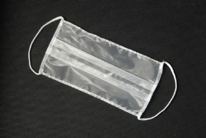 Mascarilla transparente con gomas blancas par sujecin y fondo negro
