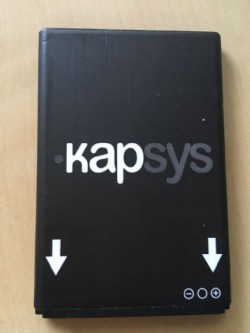 Anverso de la batera del MiniVision donde pone el nombre de la empresa Kapsys