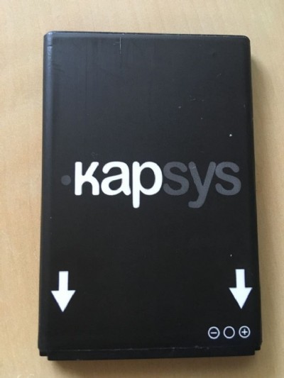Anverso de la batera del MiniVision donde pone el nombre de la empresa Kapsys
