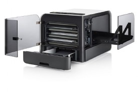Impresora de sobremesa cuadrada negra y gris con la bandeja lateral derecha, cajn de alimentacin de papel y frontal abiertas