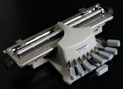Mquina de escribir braille con carcasa y teclas grises