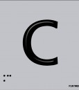 Letra C mayscula en negro sobre fondo aluminio gris  y en braille