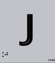Letra J mayscula en negro sobre fondo aluminio gris y en braille