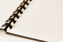 Libro braille encuadernado con espiral