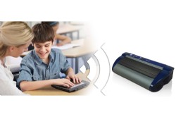 Profesora y alumno con una tablet enviando un documento a la impresora a travs de Bluetooth