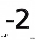 Número -2 en negro sobre fondo blanco y braille en aluminio
