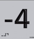 Número -4 en negro sobre fondo gris y braille en aluminio