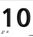 Número 10 en negro sobre fondo blanco y braille en aluminio