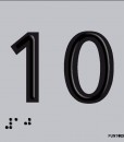 Número 10 en negro sobre fondo gris y braille en aluminio