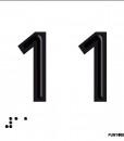 Número 11 en negro sobre fondo blanco y braille en aluminio