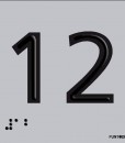 Número 12 en negro sobre fondo gris y braille en aluminio