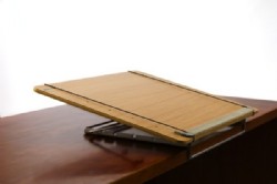 Atril de madera de 45 x 64 cm apoyado en una mesa