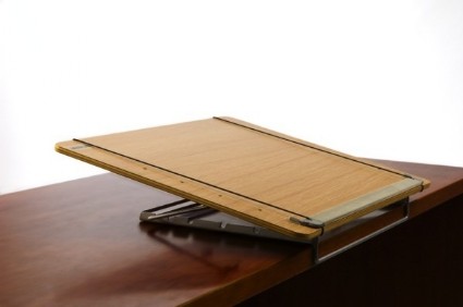 Atril de color roble de 45 x 64 cm. apoyado en una mesa