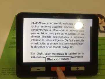 Lupa Explorer 8 enfocando a un documento con la pantalla en blanco y las letras en negro