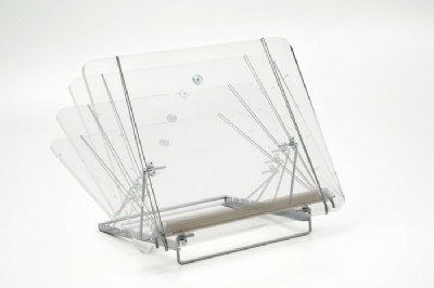 Atril de metacrilato transparente de sobremesa de 37 x 47 cm apoyado sobre una mesa