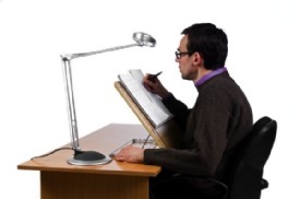 Hombre escribiendo en un libro apoyado en el atril