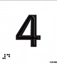 Número 4 en negro sobre fondo blanco y braille en aluminio