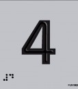 Número 4 en negro sobre fondo gris y braille en aluminio