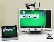 tablet con un solitario en pantalla conectada a la lupa tv donde se ve magnificado