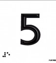 Número 5 en negro sobre fondo blanco y braille en aluminio