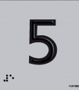Número 5 en negro sobre fondo gris y braille en aluminio