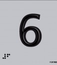 Número 6 en negro sobre fondo gris y braille en aluminio