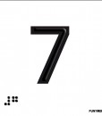 Número 7 en negro sobre fondo blanco y braille en aluminio