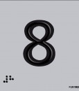 Número 8 en negro sobre fondo gris y braille en aluminio