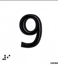 Número 9 en negro sobre fondo blanco y braille en aluminio