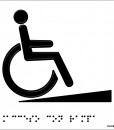 Pictograma silla de ruedas subiendo por una rampa en alto relieve y Braille