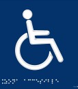 Persona en silla de ruedas en color blanco, con fondo en azul y con braille