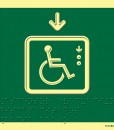 Persona en silla de ruedas dentro de un ascensor con flecha hacia abajo