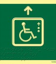 Persona en silla de ruedas dentro de un ascensor con flecha hacia arriba