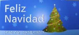 Tarjeta de navidad con un pino adornado, con texto feliz navidad y debajo el mismo texto en braille