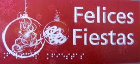 tarjeta de navidad con dos bolas de navidad, con texto feliz navidad y debajo el mismo texto en braille