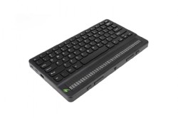 La imagen muestra un teclado qwerty sin la letra eñe con línea Braille de 40 caracteres debajo a lo largo del teclado