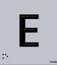 Letra E mayúscula en negro sobre fondo aluminio gris  y en braille