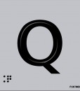 Letra Q mayúscula en negro sobre fondo aluminio gris y en braille